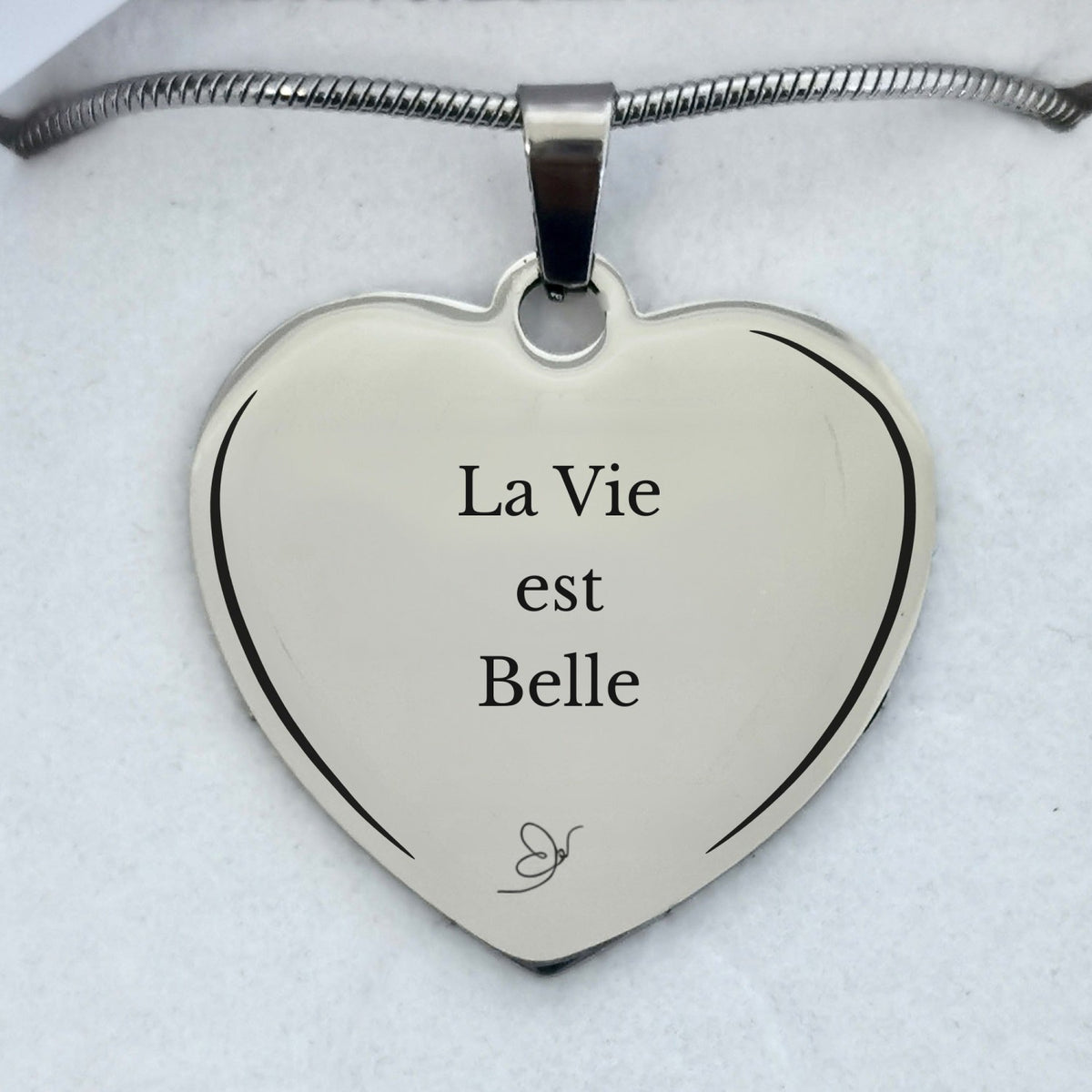 Collier Cœur gravé La Vie est Belle en gros plan - Les Bijoux de Marilou