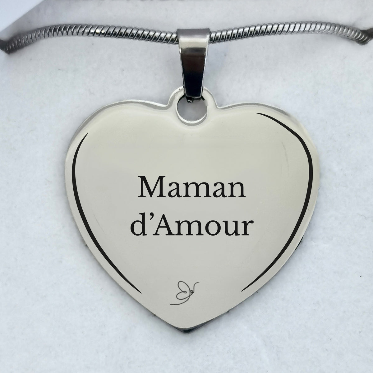 Gros plan du pendentif cœur gravé Maman d’Amour - Les Bijoux de Marilou