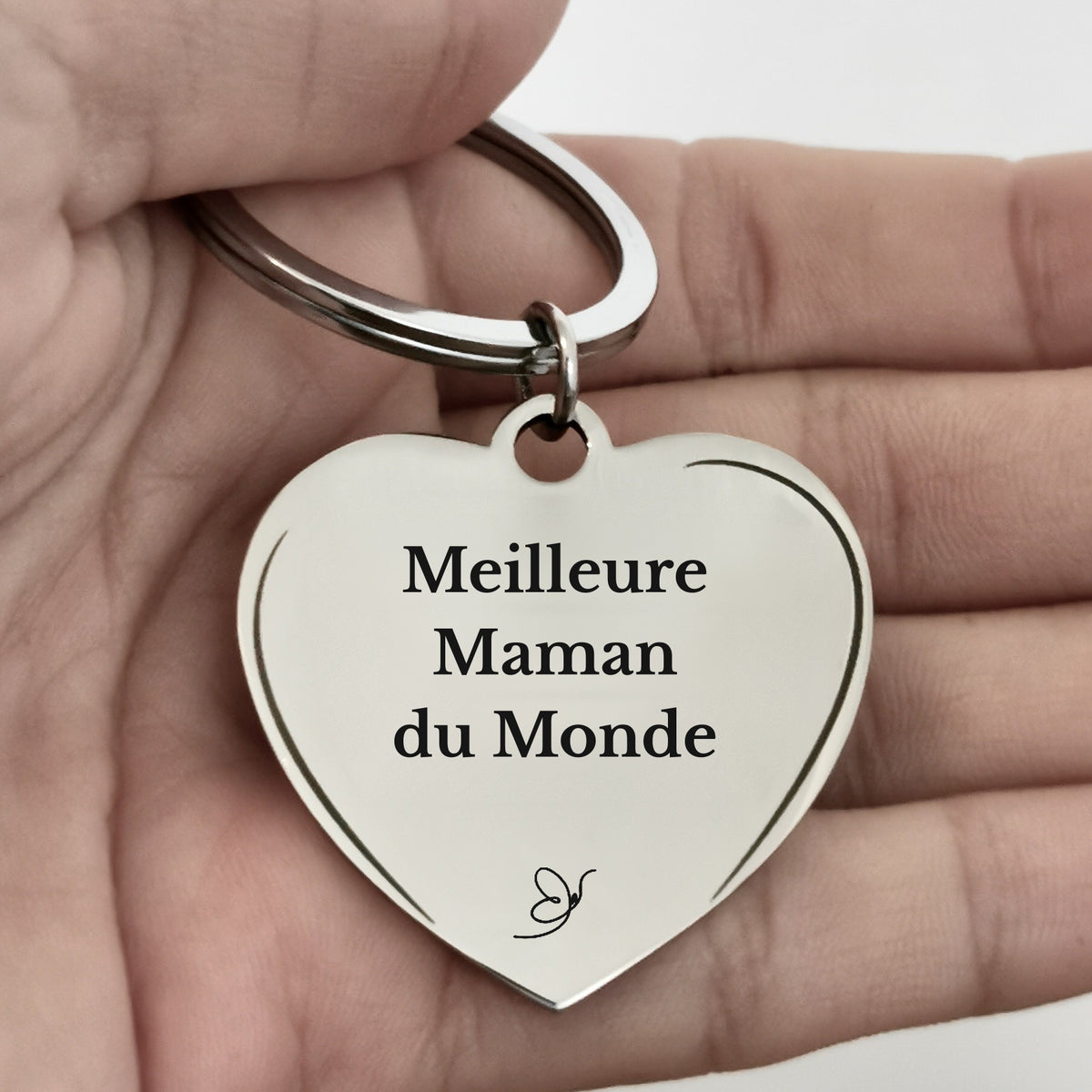 Porte-clé cœur gravé Meilleure Maman du Monde dans la paume - Les Bijoux de Marilou