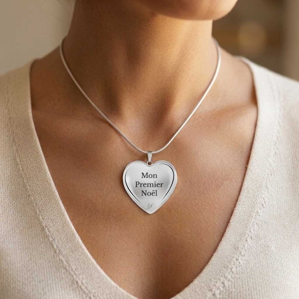 Collier Cœur gravé Mon Premier Noël porté au cou - Les Bijoux de Marilou
