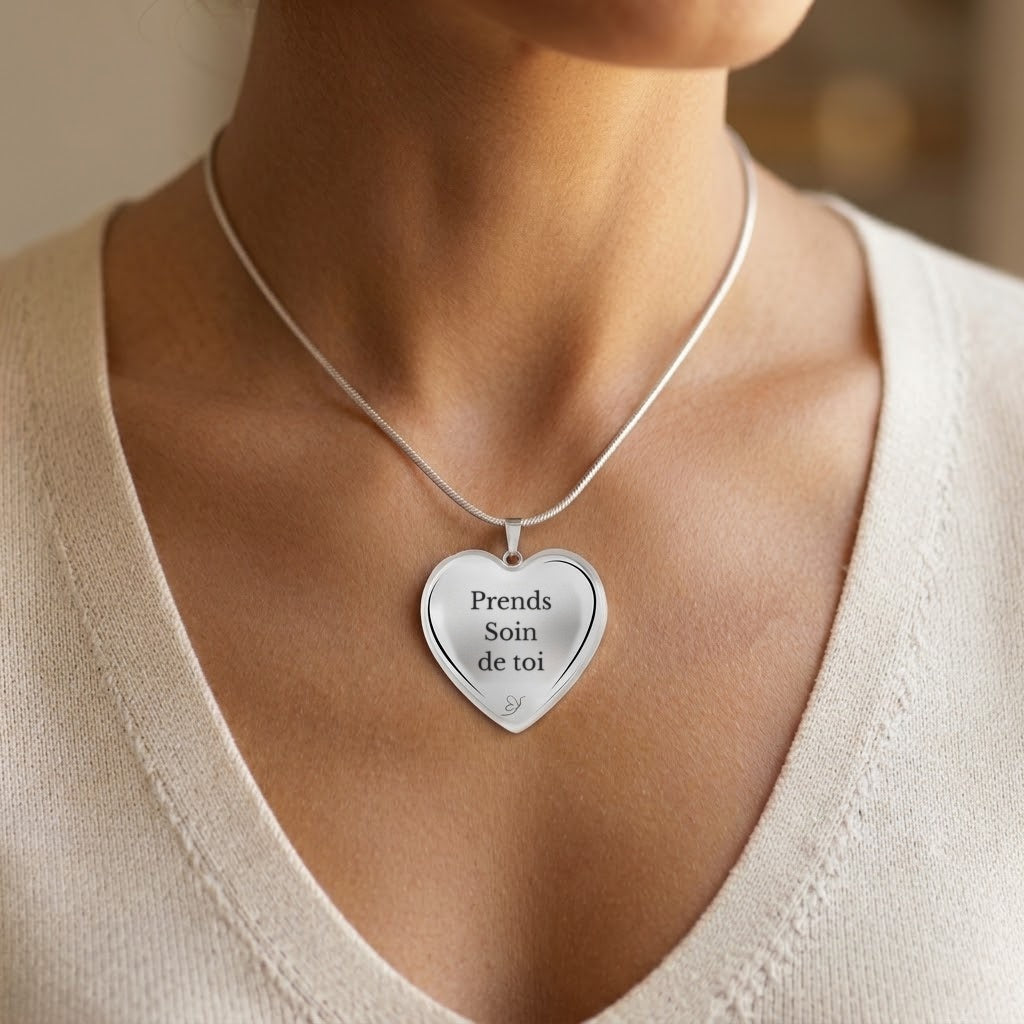 Collier Cœur gravé Prends Soin de Toi porté au cou - Les Bijoux de Marilou