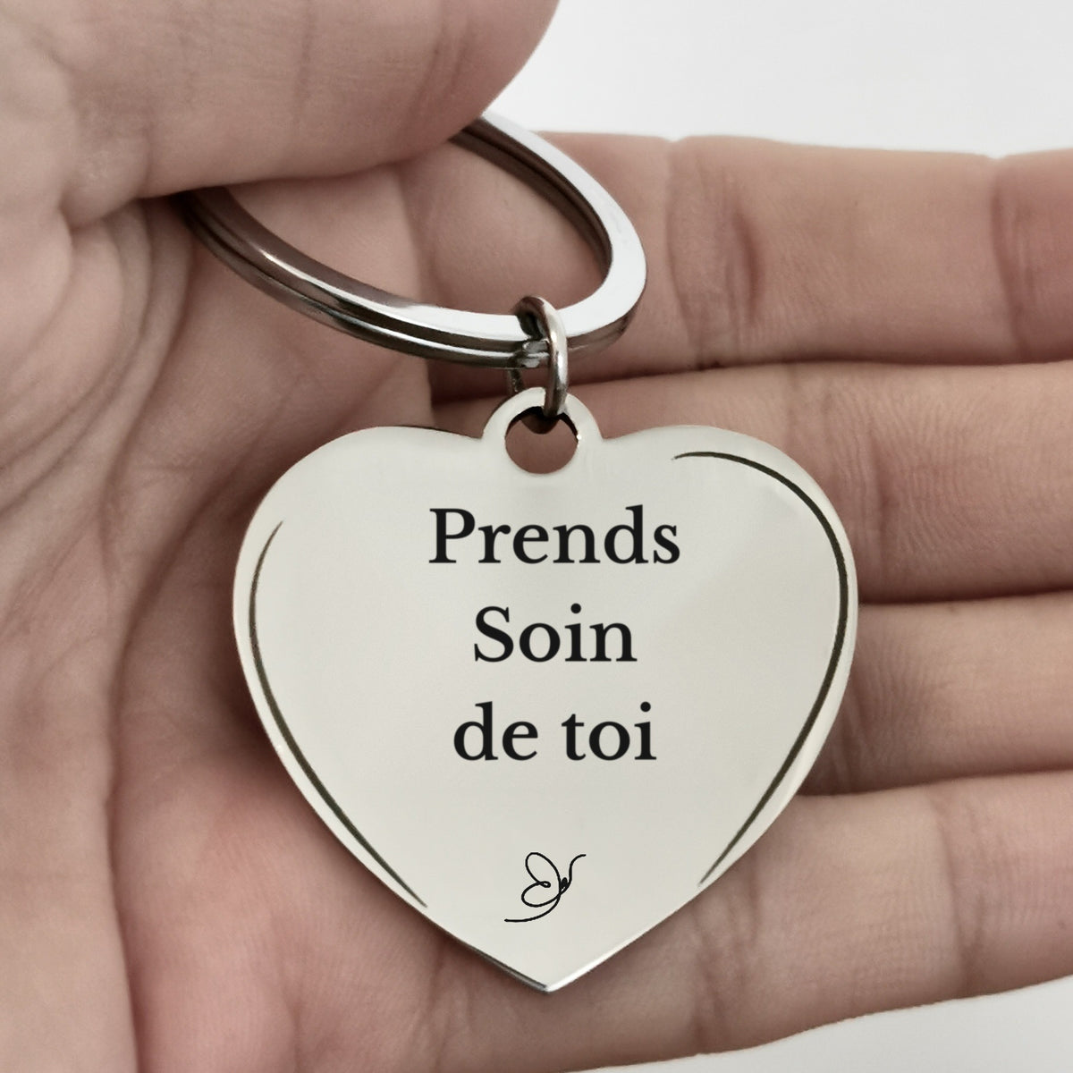 Porte-Clé Cœur gravé Prends Soin de Toi dans la paume - Les Bijoux de Marilou
