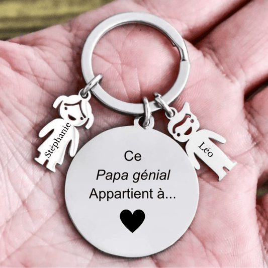 Porte-clé rond gravé 'Ce Papa génial Appartient à...' tenu en main avec breloques enfants - Les Bijoux de Marilou