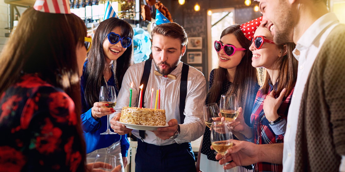 Texte Anniversaire Ami : 20 Messages Touchants et Drôles