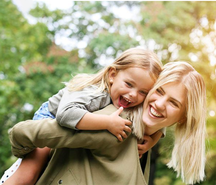 Bijoux personnalisés pour enfant en acier inoxydable — colliers et bracelets gravés à la main dans l'atelier parisien Les Bijoux de Marilou