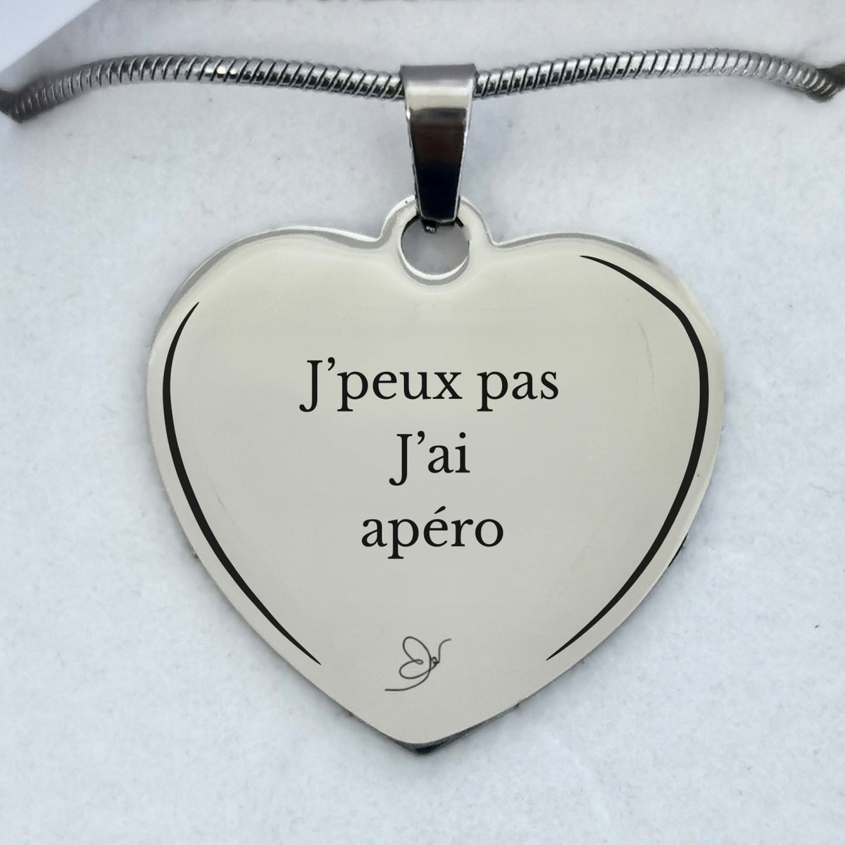 Collier Cœur gravé J'peux pas j'ai Apéro en gros plan - Les Bijoux de Marilou