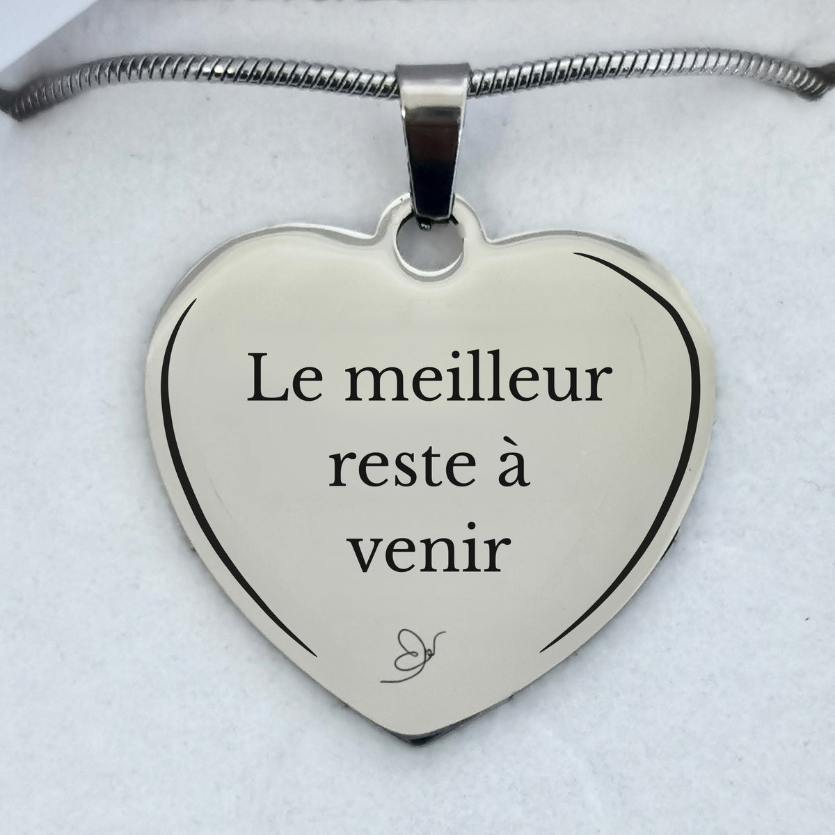 Gros plan du pendentif cœur gravé Le meilleur reste à venir - Les Bijoux de Marilou