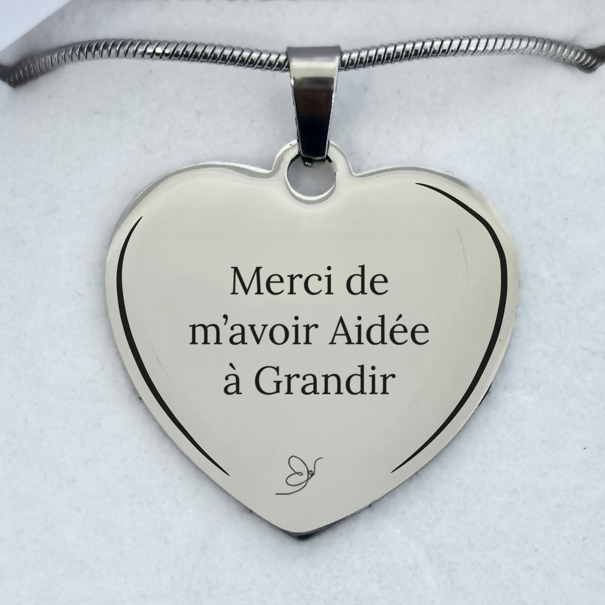 Gros plan de la gravure du collier cœur Merci de m'avoir Aidée à Grandir - Les Bijoux de Marilou