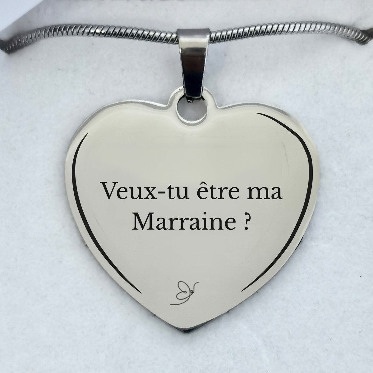 Gros plan du pendentif cœur gravé Veux-tu être ma Marraine ? - Les Bijoux de Marilou