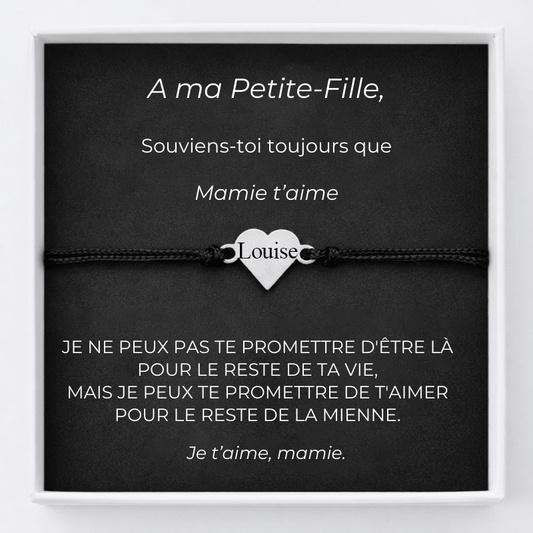 Bracelet petite-fille personnalisé, cordon noir et cœur en acier gravé du prénom Louise, présenté sur sa carte A ma Petite-Fille dans son écrin