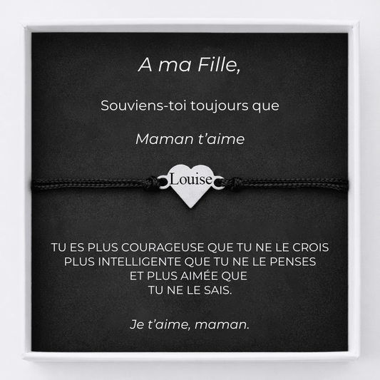 Bracelet cordon noir ajustable avec cœur gravé Louise, présenté sur sa carte message A ma Fille