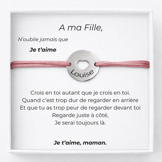 Bracelet cordon rose avec rondelle en acier ajourée d'un cœur gravée du prénom Louise, sur sa carte A ma Fille