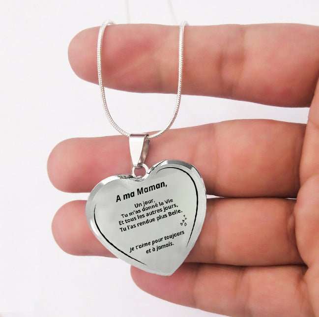 Collier maman personnalisé gravé tenu en main, bijou en acier inoxydable - Les Bijoux de Marilou
