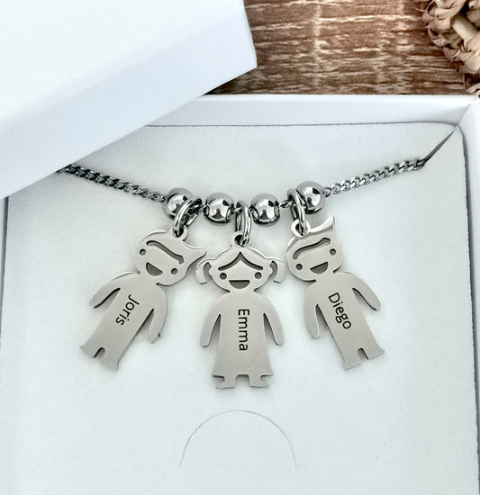 Collier mamie On t'aime présenté dans son écrin avec trois breloques enfant gravées aux prénoms