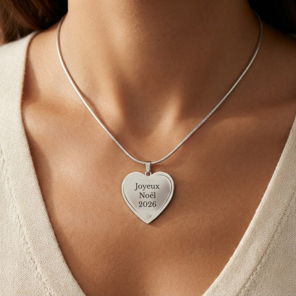 Collier Cœur gravé Joyeux Noël 2026 porté - Les Bijoux de Marilou