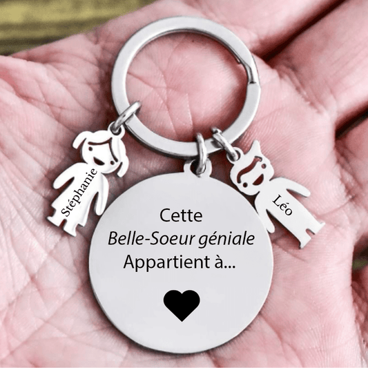 Porte-clé gravé pour belle-sœur tenu dans la main, gravure «Cette Belle-Sœur géniale Appartient à...»