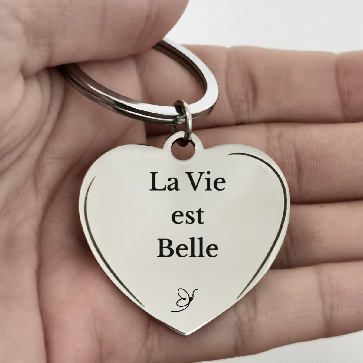 Porte-Clé Cœur gravé La Vie est Belle dans la paume - Les Bijoux de Marilou