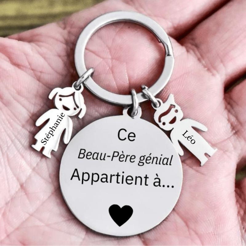 Porte-clé beau-père personnalisé tenu dans une main, breloques prénoms gravées