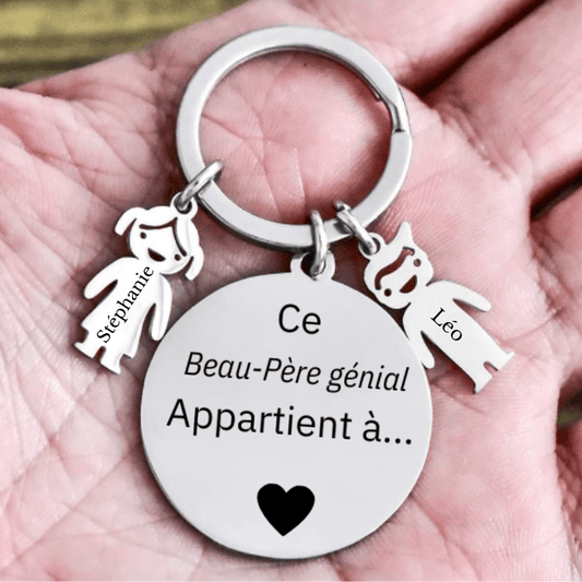Porte-clé beau-père personnalisé tenu dans une main, breloques prénoms gravées