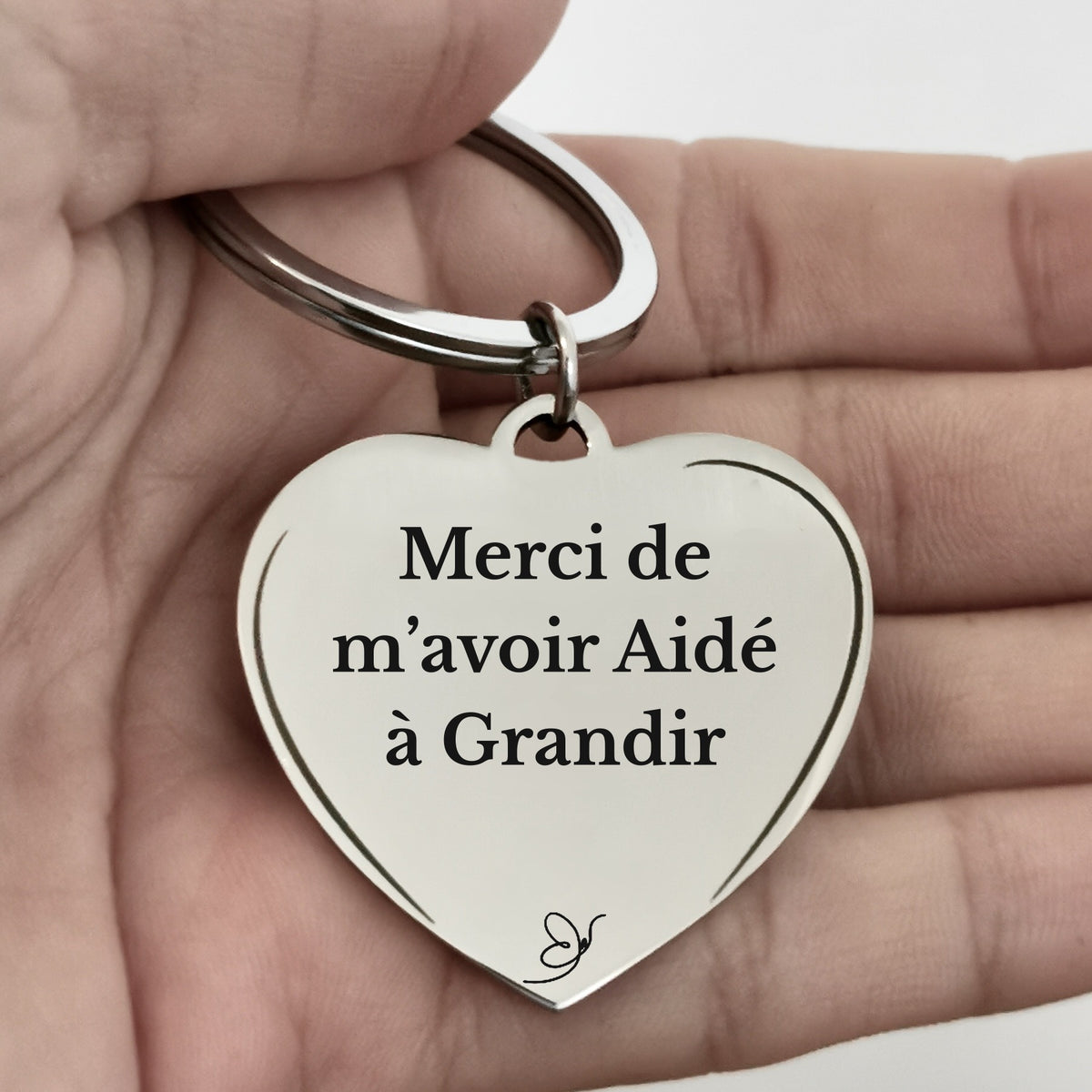 Porte-Clé Cœur gravé Merci de m'avoir Aidé à Grandir dans la paume - Les Bijoux de Marilou