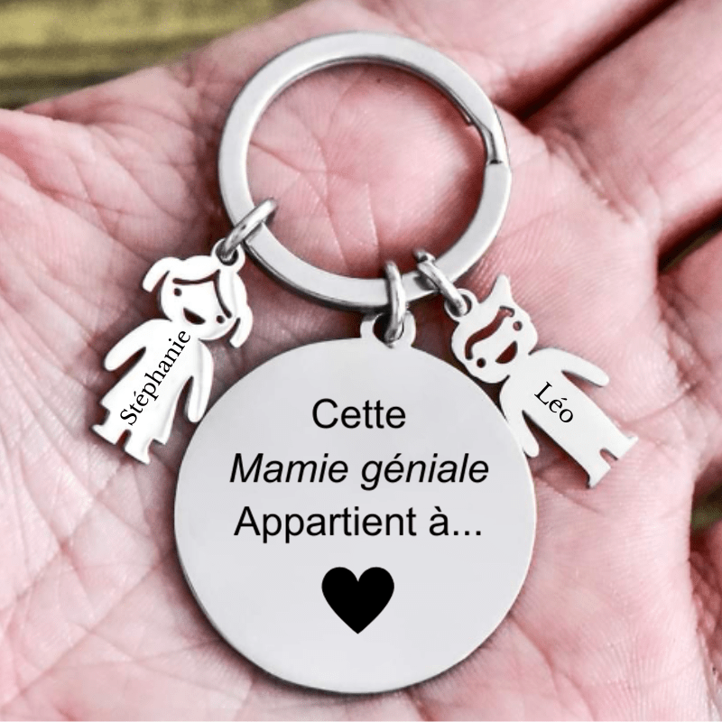 Porte-clé mamie tenu en main montrant la médaille Cette Mamie géniale et les breloques prénoms - Les Bijoux de Marilou