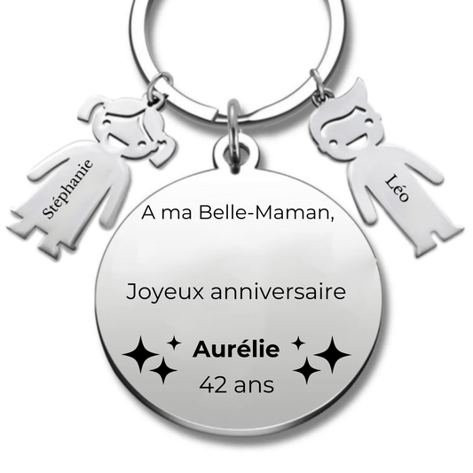Porte-clé médaille gravé « A ma Belle-Maman, Joyeux anniversaire Aurélie 42 ans » avec deux breloques