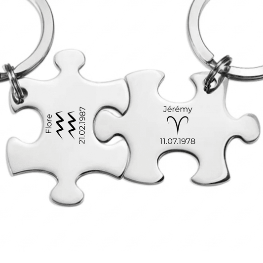 Duo de porte-clés puzzle gravés avec deux prénoms, deux signes astrologiques et leurs dates de naissance