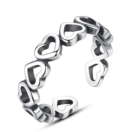 Bague cœur infini ajustable en argent, anneau de cœurs ajourés sur fond blanc