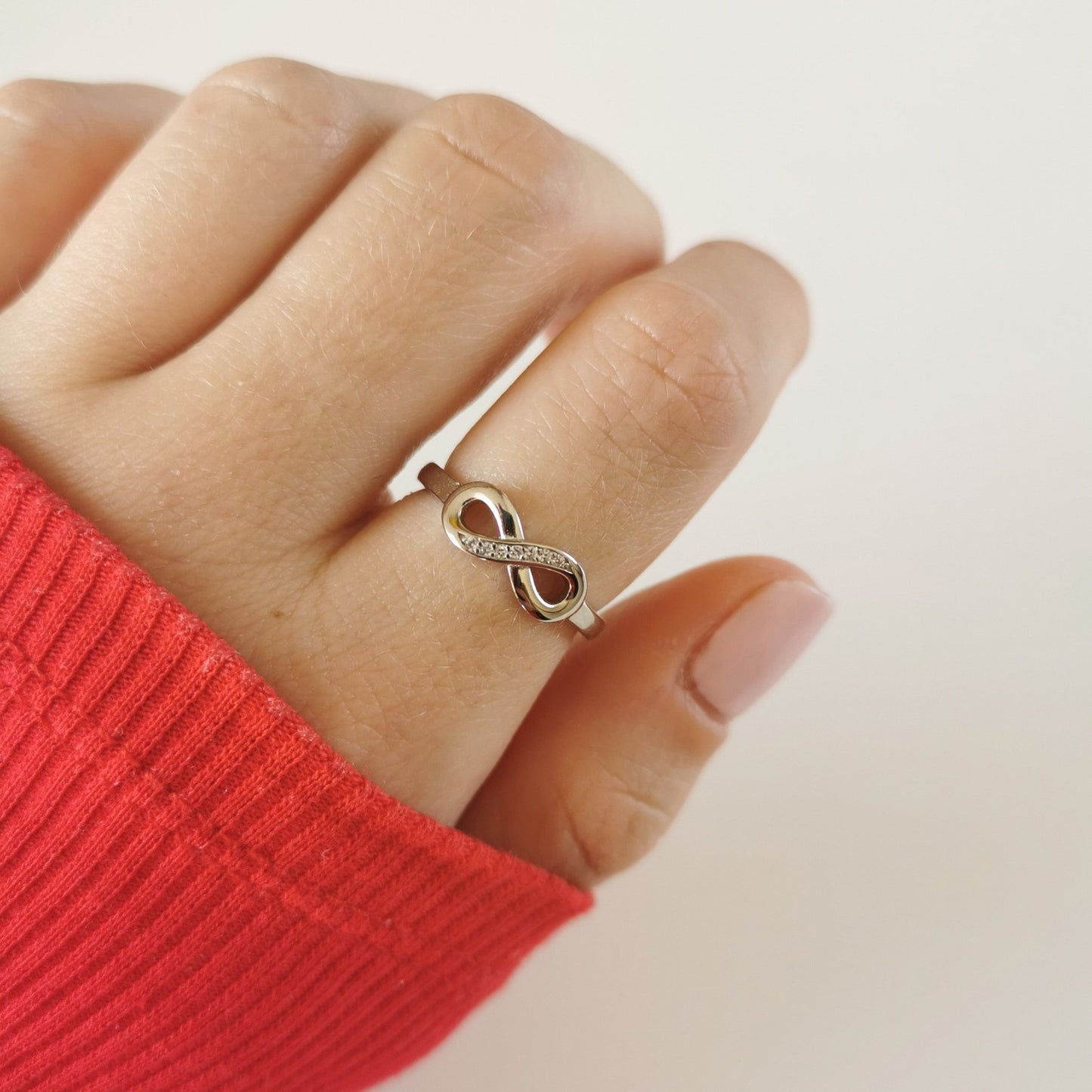 Bague Infini en Argent Ajustable portée à la main, gros plan