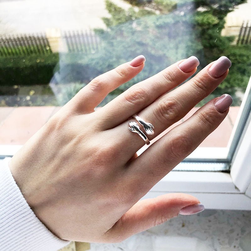 Bague Tendresse aux deux mains enlacées portée à l'annulaire - Les Bijoux de Marilou