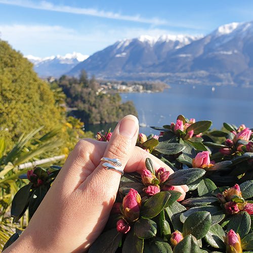 Bague mère fille Tendresse ajustable portée au doigt en extérieur - Les Bijoux de Marilou