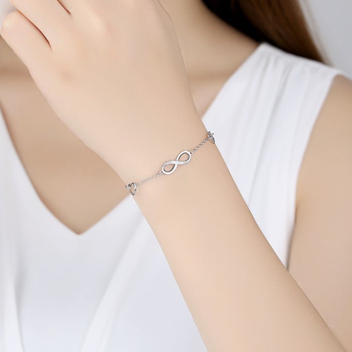 Bracelet infini femme en argent porté au poignet, chaîne ajustable