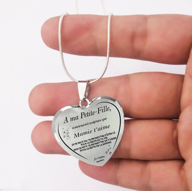 Collier Cœur Petite-Fille tenu dans la main, gros plan sur le pendentif