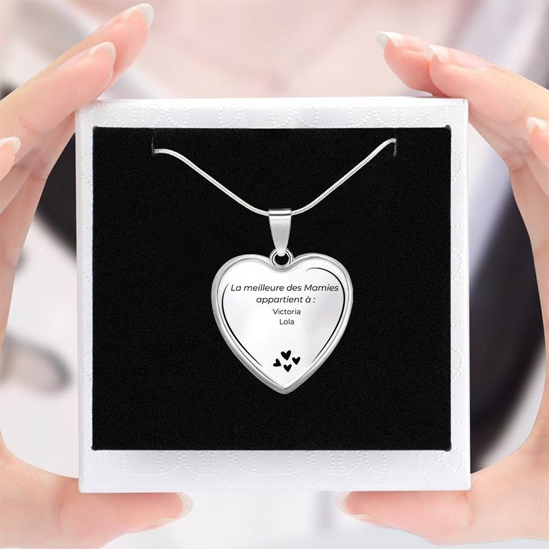 Collier cœur mamie gravé présenté dans son coffret tenu à deux mains