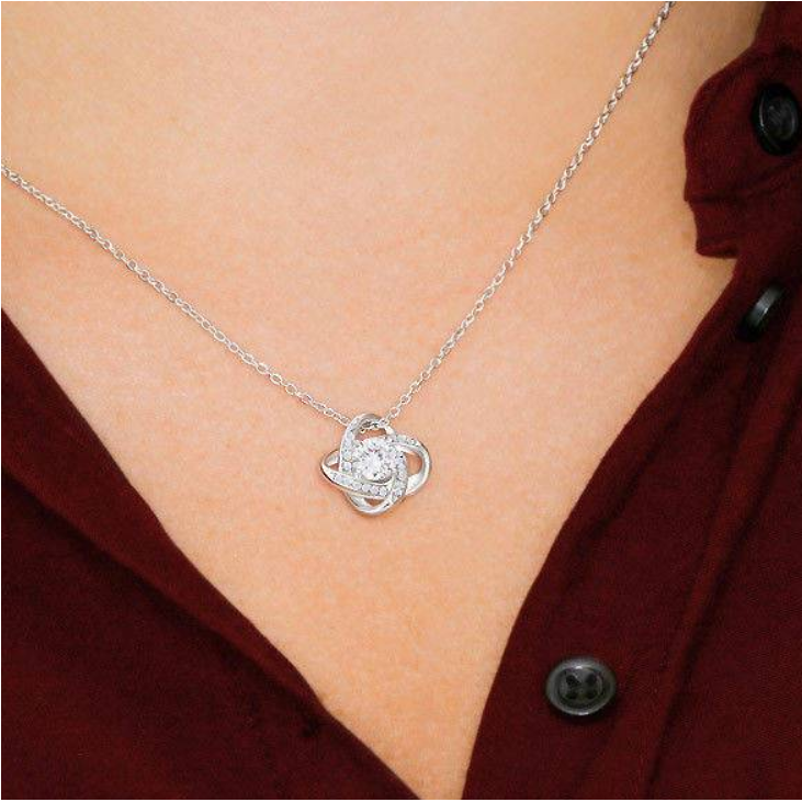Collier pour ma fille porté au cou plaqué platine