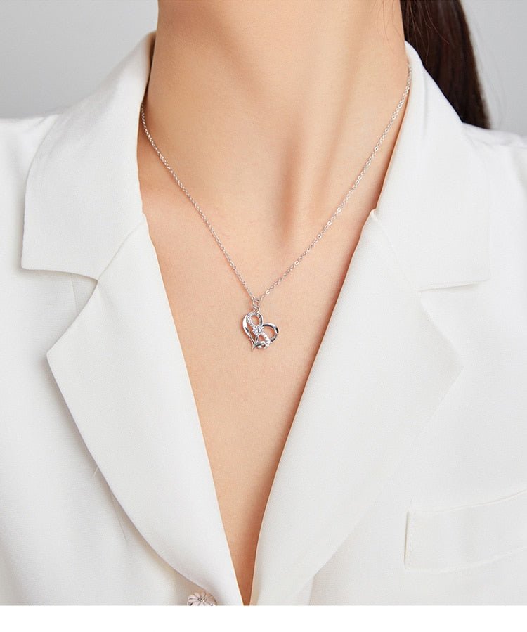 Parure Collier Infini Double en Argent portée autour du cou, gros plan - Les Bijoux de Marilou