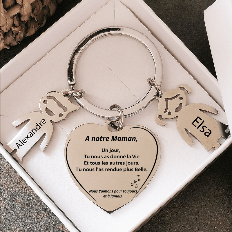 Porte-clé maman cœur avec breloques enfant présenté dans son écrin cadeau - Les Bijoux de Marilou