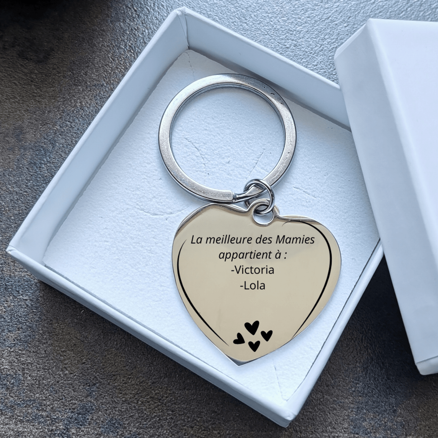 Porte-clé cœur mamie personnalisé présenté dans son écrin Les Bijoux de Marilou