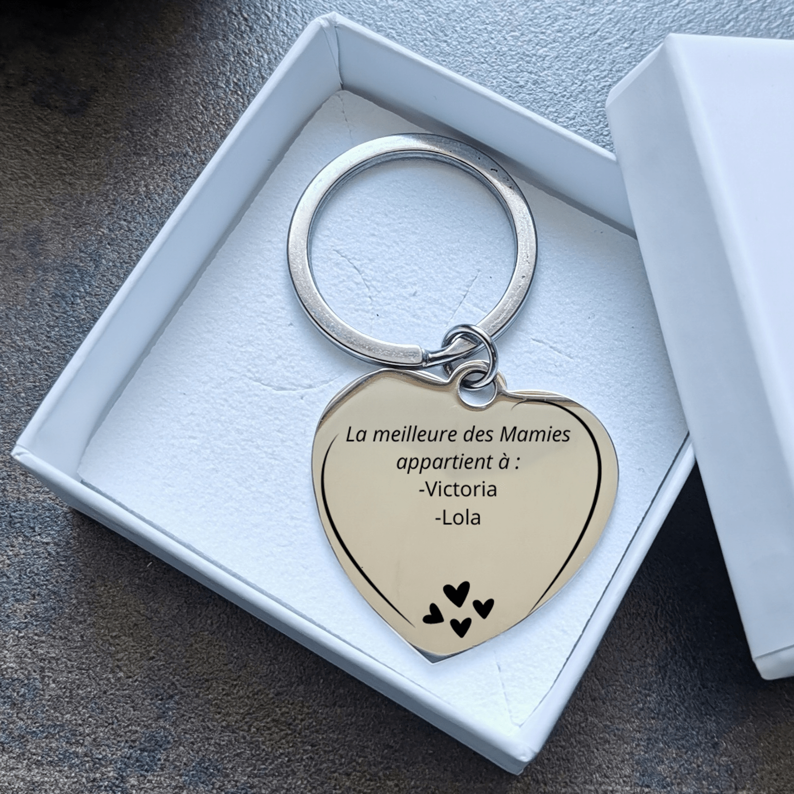 Porte-clé cœur mamie personnalisé présenté dans son écrin Les Bijoux de Marilou